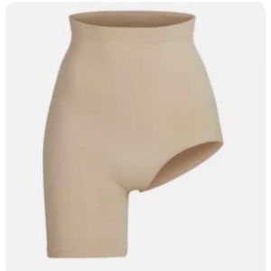 SKIMS solution short #1 for left leg slit S/M
